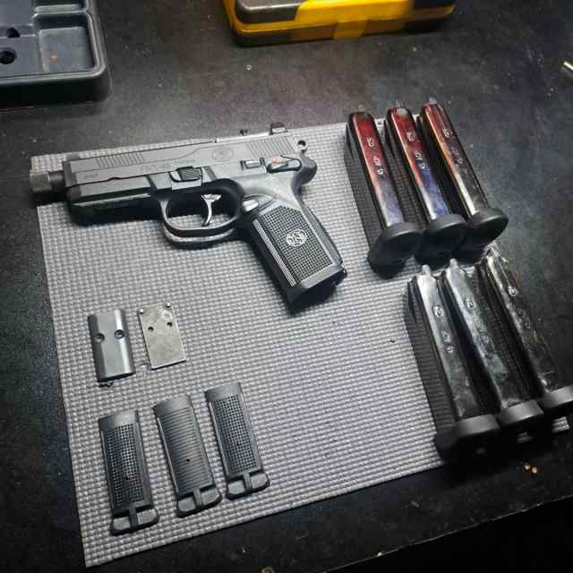 FNX TACTICAL WITH 6 MAGS AND OPTIC PLATES 