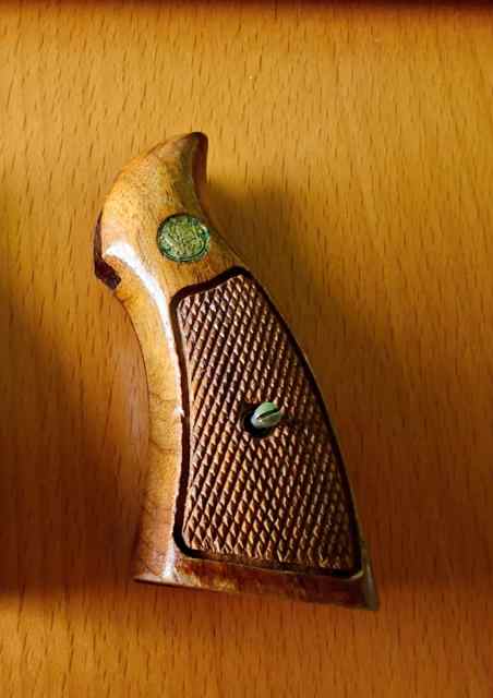 S&amp;W K-Frame Grips, Factory Walnut 