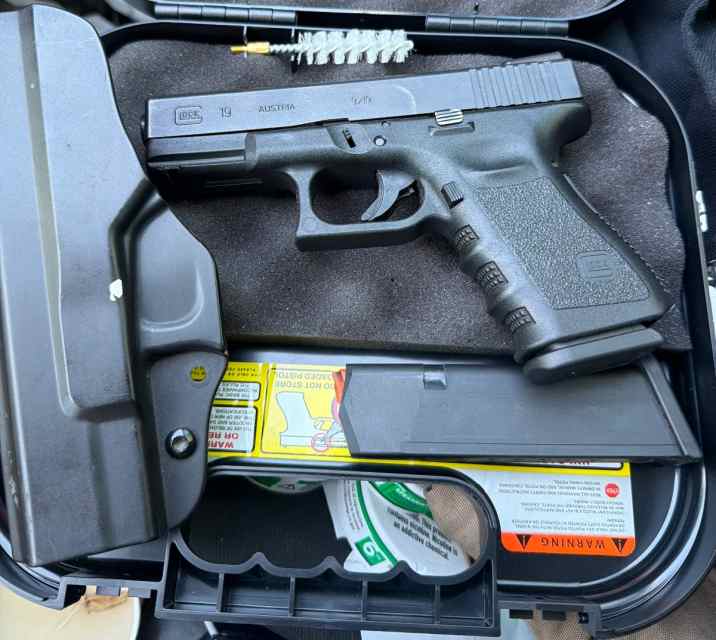 Glock 19 9mm Pistol w/ Holster