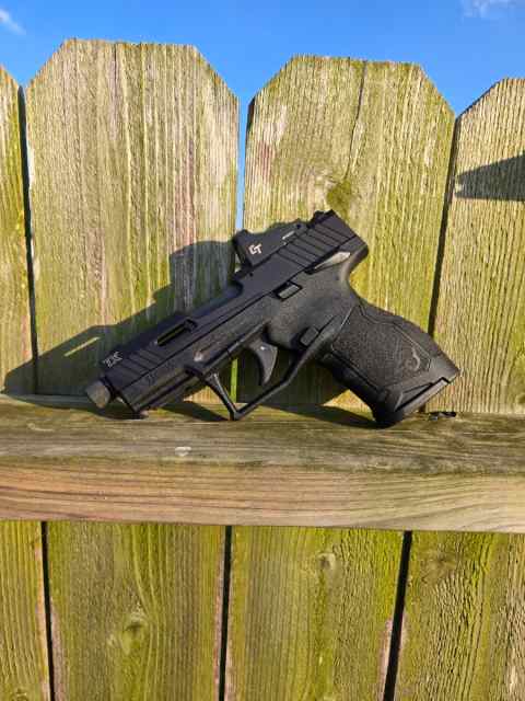 Taurus tx22 compact W/CT red dot