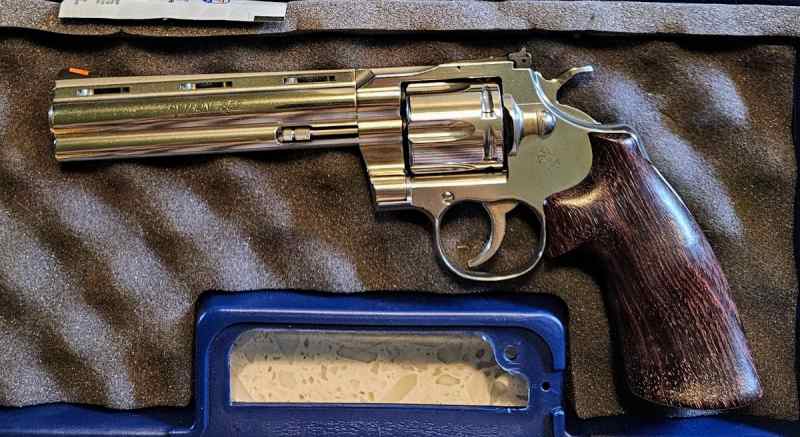 Colt Python 6&quot; - w/ Hogue Grip