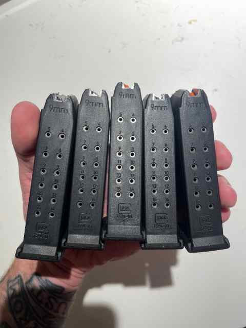 (5) 15 round Glock 19 OEM Mags