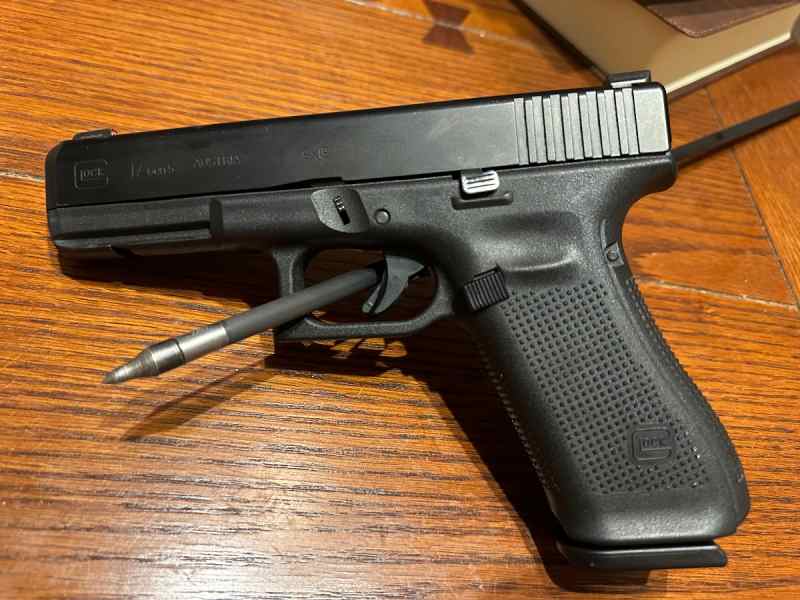 Glock 17 G5 w/ Nightsights