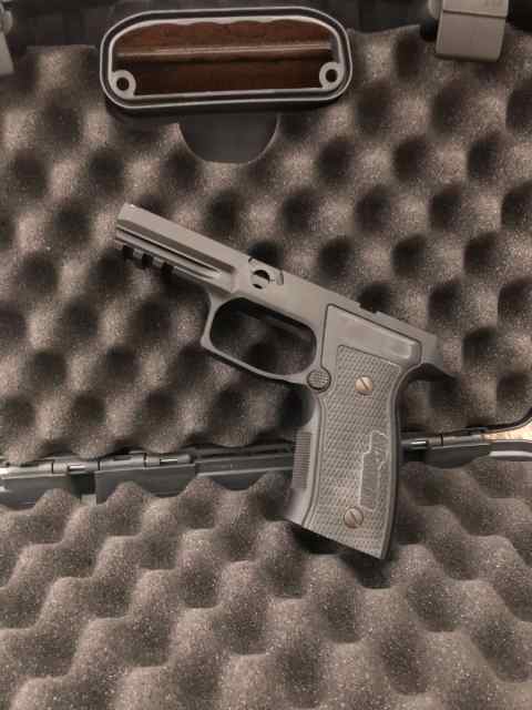 P320 Black Carry AXG Grip