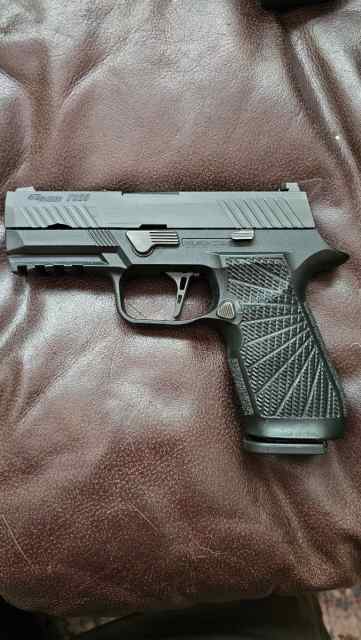 P320 X-Carry 9mm Wilson Combat grip + accessories