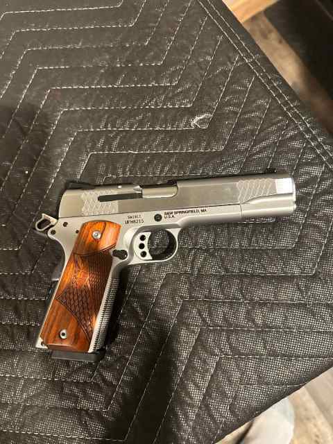 Smith and Wesson 1911 45 Stainless E Series