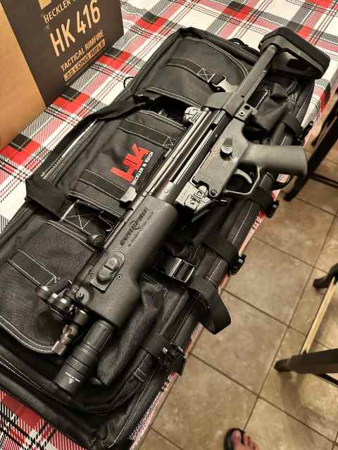 HK SP5 9mm sub gun (DIE HARD style).  