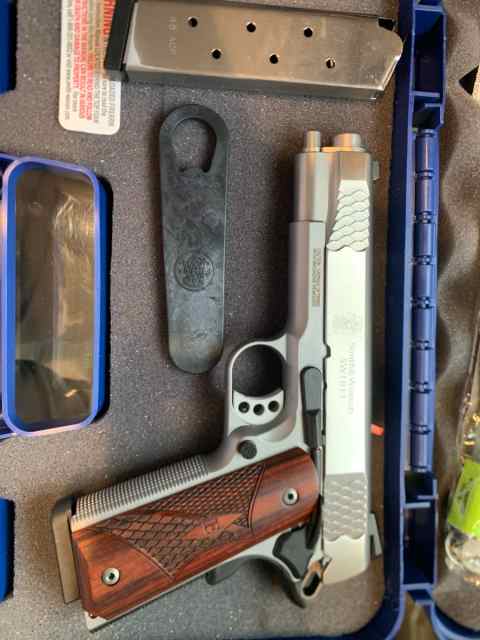 SW 1911 LEFT OPEN BOX.jpg