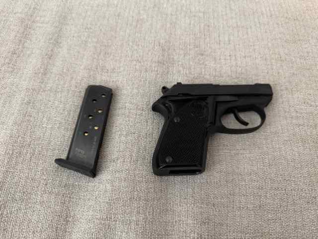 Beretta Tomcat 3032 .32 ACP pistol